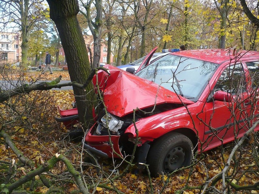 Skoda roztrzaskała się na drzewie.