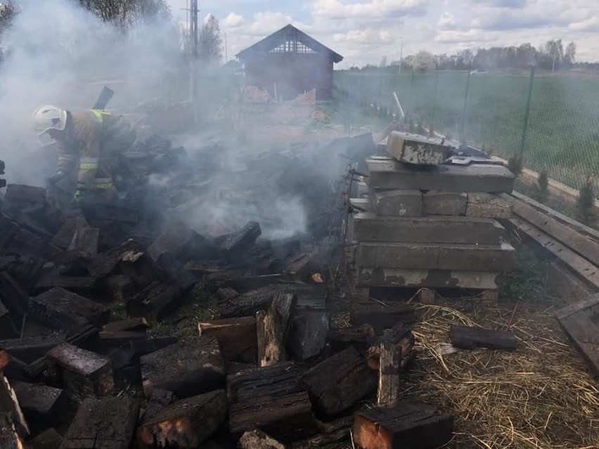 Hornostaje-Osada: Drewno opałowe zapaliło się w mgnieniu oka. Pożar mógł też przejść na pobliski budynek gospodarczy (zdjęcia)
