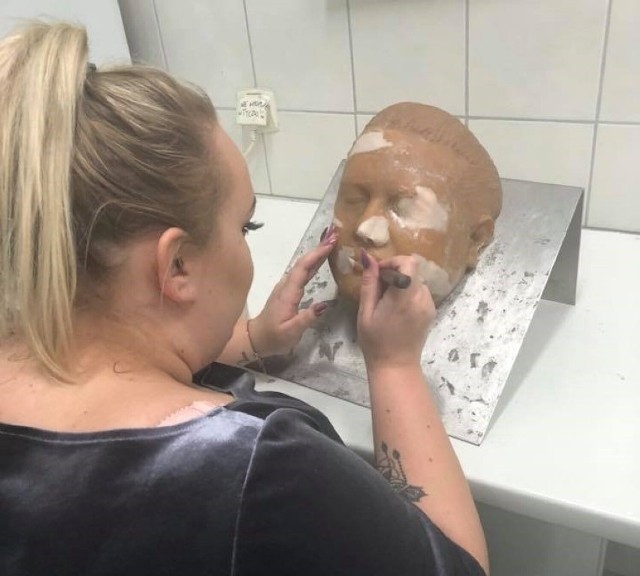 Tanatokosmetolog wykonuje makijaż i fryzury osobom zmarłym, tym samym przygotowując do pochówku