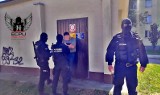 Łowcy Pedofili w Gorzycach. W mieszkaniu 35-latka znaleziono dziecięcą bieliznę, rajstopy, lalki i maskotki!