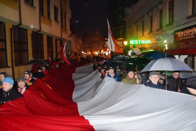 Bielsko-Biała: Marsz Pamięci Żołnierzy Wyklętych i 100-metrowa flaga na ich cześć