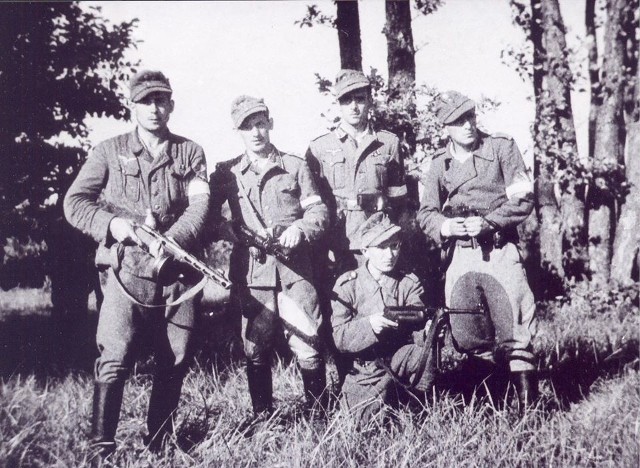 Henryk Ziółkowski pseudonimy Śmiały, Lech ( drugi z prawej), zdjęcie pochodzi od - Okręg Kielce Jodła Armii Krajowej