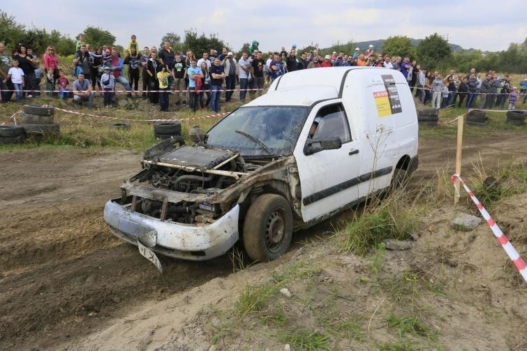 Wrak Race Kielce - na starcie 15 załóg (WIDEO, ZDJĘCIA)