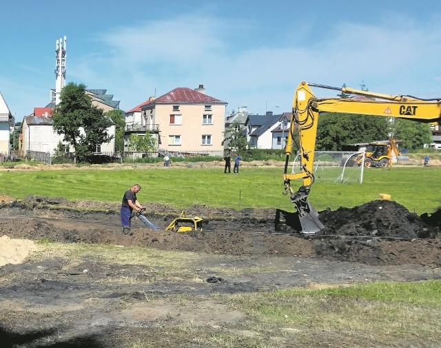 Na boisku I LO w Łapach rozpoczęły się już prace budowlane. Mają się zakończyć pod koniec lipca.