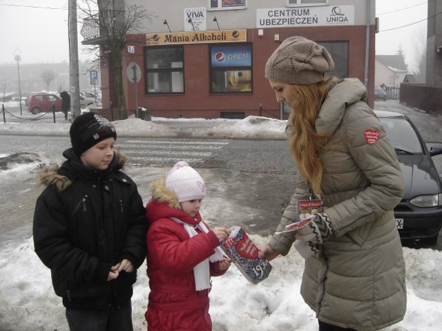 Najmłodsi chętnie wrzucają pieniądze do puszki - mówi Paulina Wyszyńska, wolontariuszka z Łap.