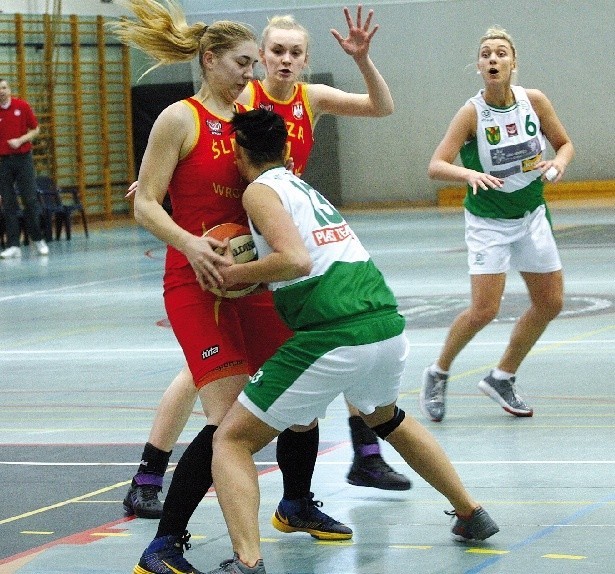 Olga Niezgoda walczy o piłkę z wrocławiankami. 