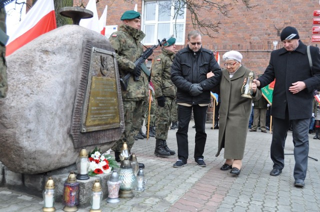 Pani Maria Sosnowska mimo szwankującego już zdrowia stara się, aby tego dnia zapalić znicz kamieniem upamiętniającym bojowników antykomunistycznego podziemia w Szczecinku
