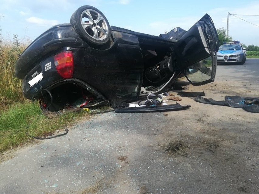 Policjanci zastali leżącą na dachu hondę, w której na...