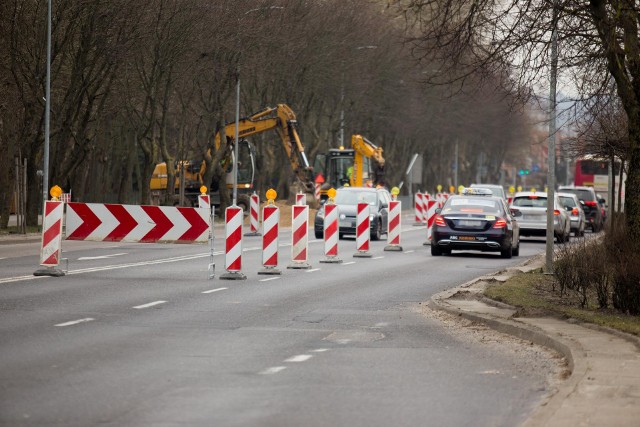 Budowa zbiornika retencyjnego pod boiskiem Rolniczaka utrudnia ruch na ul. Szczecińskiej.