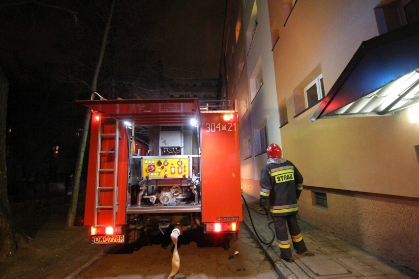 Wrocław: Pożar mieszkania na ul. Pereca. Jedna osoba trafiła do szpitala