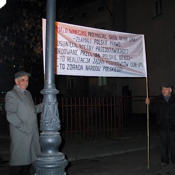 Jeden z transparentów, które można było zobaczyć podczas demonstracji w Przemyślu dotyczył prezydenta Chomy i jego zastępcy.