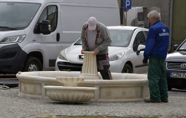 W fontannach na rynku w Łabiszynie już niedługo tryśnie woda. Obie są w tym samym stylu i kolorze. Jedna stoi w północnej, druga w południowej części zrewitalizowanego niedawno placu