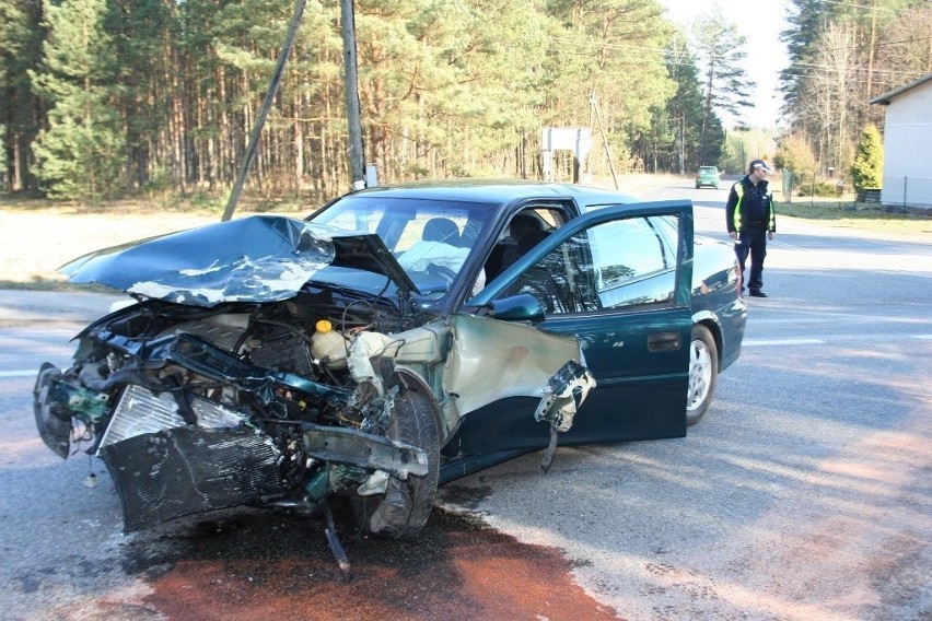 Opel vectra zniszczony w wypadku w Żurze (powiat świecki)