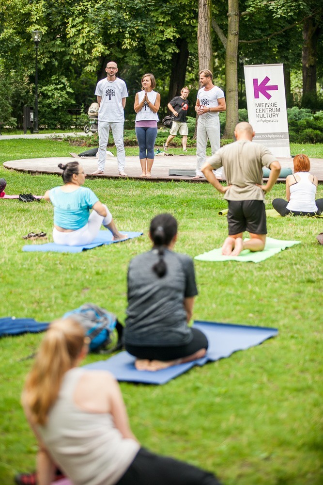 Miłośnicy jogi spotkali się w Parku Kochanowskiego w...