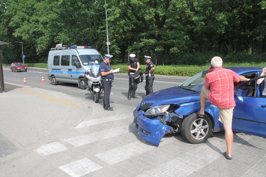 Policjant na motocyklu miał wypadek na Kozanowie