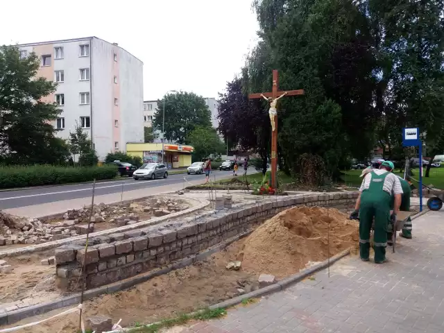 Krzyż Pierwszych Osadników postawili tu pierwsi mieszkańcy Kołobrzegu, w tym kolejarze. Krzyż stanął w 1945 roku. W 2000 roku został wymieniony na nowy. Po zagospodarowaniu skweru pod krzyżem stanie jeszcze ryba z kwiatów