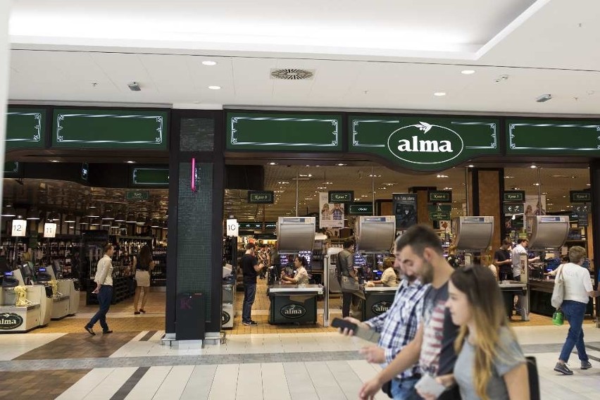 Towarów w sklepach Almy jest coraz mniej
