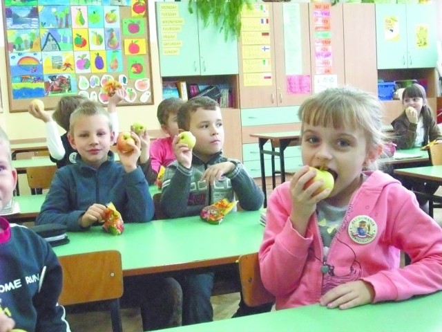 Uczniowie młodszych klas Szkoły Podstawowej nr 7 w Łomży już trzeci rok bezpłatnie dostają owoce i warzywa. Produkty są dostarczane do szkoły w środy i piątki.