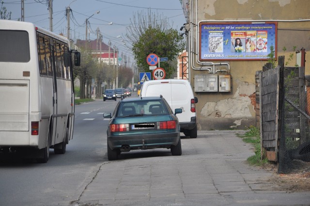 Parkowanie na chodniku wzdłuż ulicy 1 Maja w Skarżysku-Kamiennej to problem, który daje się we znaki głównie pieszym. Dostrzegły go zarządzające drogą władze powiatu, ale na razie szukają konkretnego rozwiązania.