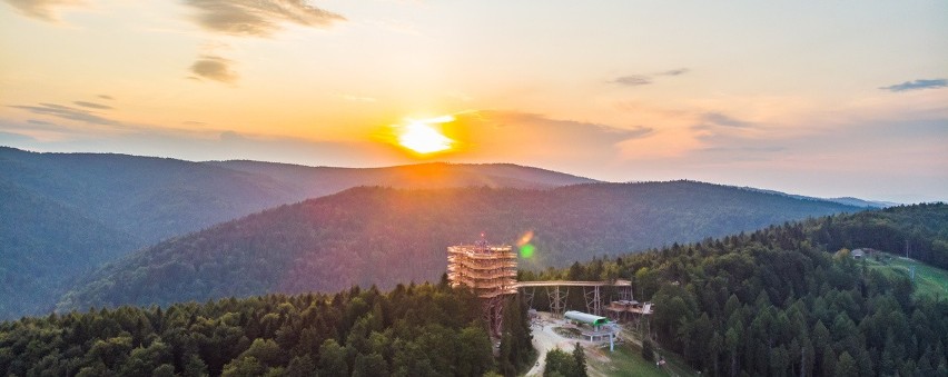 Z wieży widokowej w Krynicy rozpościera się widok na miasto...