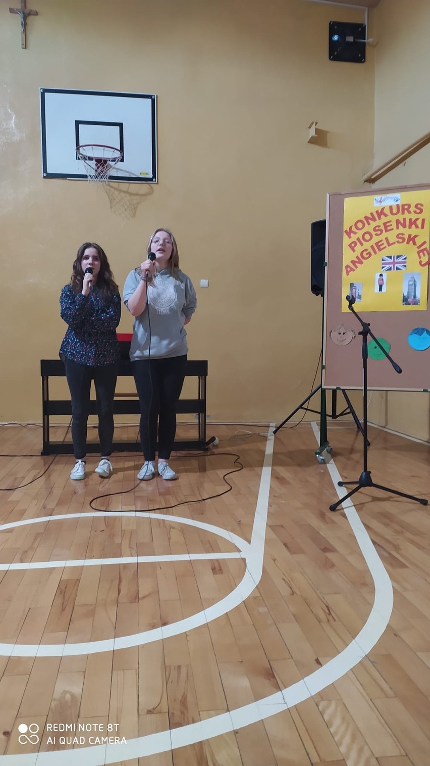 Konkurs piosenki angielskiej w szkole w Kamieńczycach. Uczniowie zaprezentowali swoje talenty wokalne i językowe