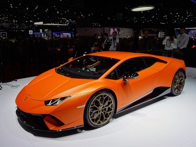 Lamborghini Huracan Performante Dzięki wykorzystaniu włókien węglowych udało się obniżyć masę pojazdu o 40 kg. Oznacza to, że pojazd waży 1382 kg. Warto dodać, że zastosowano system aktywnego ospoilerowania.Fot. Tomasz Szmandra