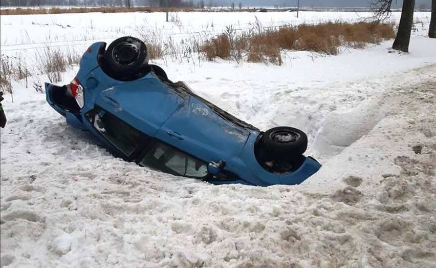 Dachowanie w Chorzelach, przy ul. Zarębskiej. 19.02.2021. Zdjęcia