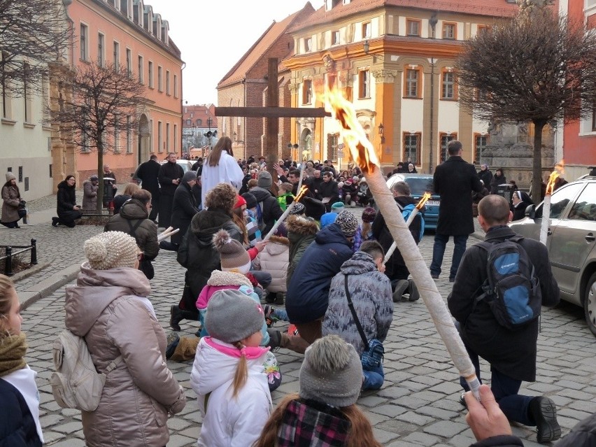 Wrocław: Droga Krzyżowa na Ostrowie Tumskim. Kilkaset osób wzięło udział w modlitwie (ZDJĘCIA)