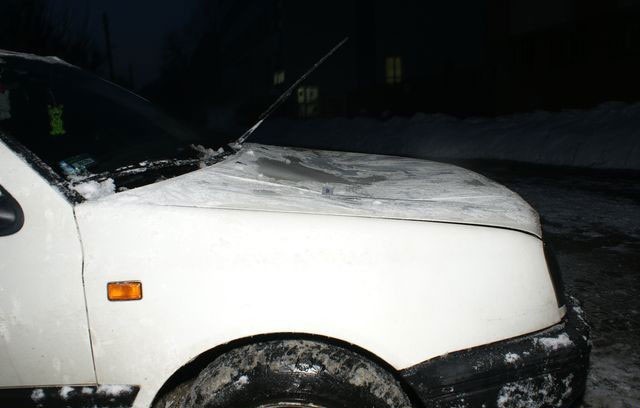 Śnieg spadający z dachu może znacznie uszkodzić nasze auto.