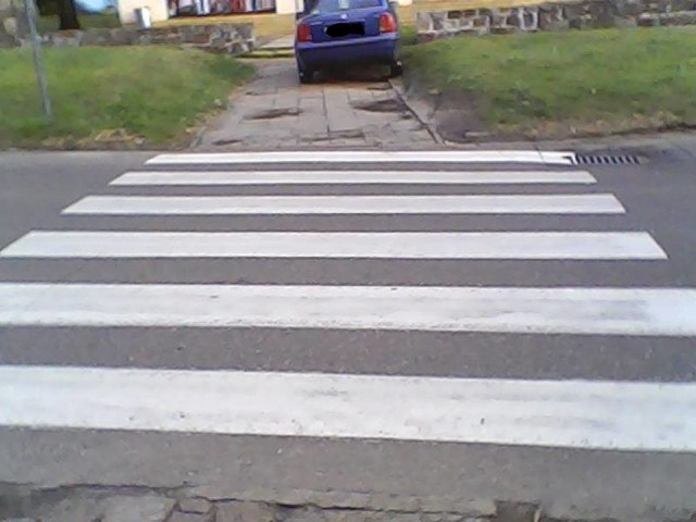 Autodrań zaparkował przy przejściu dla pieszych w  Sulęcinie.