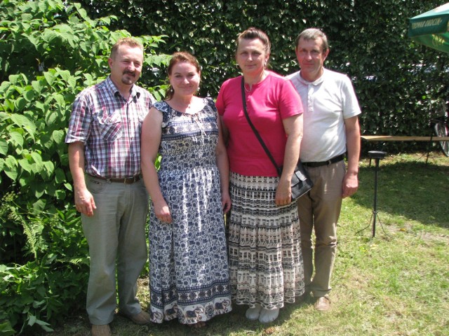 Na zdjęciu rodzice zastępczy, Jadwiga i Piotr Urbańczykowie oraz Zuzanna i Bernard Sdzujowie.