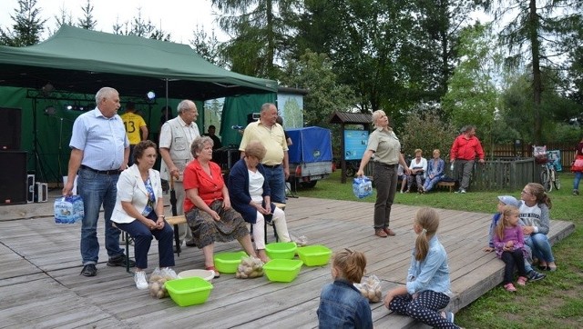 Pracownicy Kozienickiego Parku Krajobrazowego przygotowali wiele konkursów, na przykład obieranie ziemniaków na czas.