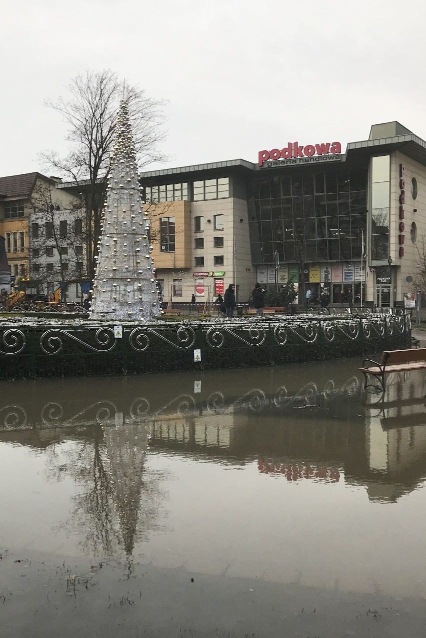 Na ulicy Starzyńskiego w Słupsku doszło do awarii wodociągu....