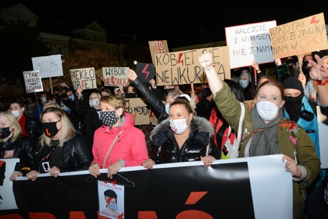 W poniedziałek odbyły się kolejne protesty przeciwko zaostrzeniu prawa aborcyjnego w Polsce. Manifestacje są organizowane w całej Wielkopolsce. Zobacz zdjęcia z protestów kobiet w miastach naszego regionu.Przejdź do kolejnego zdjęcia --->