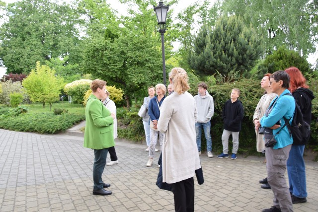 Na pierwsze zwiedzanie Renata Stawowy, od lewej - nauczyciel języka polskiego w Collegium Gostomianum zaprosiła  zainteresowanych w niedzielę, 29 maja na godzinie 10. Zainteresowanie było spore.