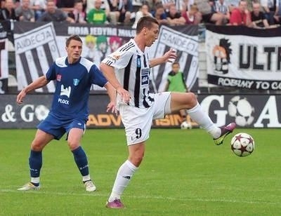 Marcin Chmiest (przy piłce) strzelił w sobotę dla Sandecji jedynego gola Fot. (KOW)