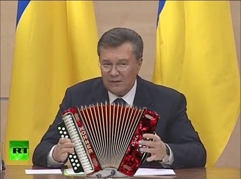 Wiktor Janukowycz wyśmiewany. Zobacz jak z byłego prezydenta Ukrainy drwią internauci [OBRAZKI]