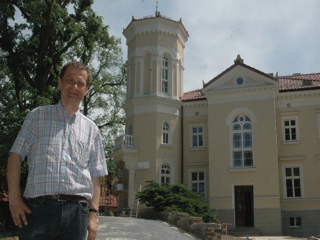 Beniamin Godyla kupił pałac w Pawłowicach jako niszczejący, opuszczony budynek po szkole rolniczej. W remont wpompował ok. 5 milionów zł i z XIX -wiecznego zabytku zrobił luksusowy hotel.
