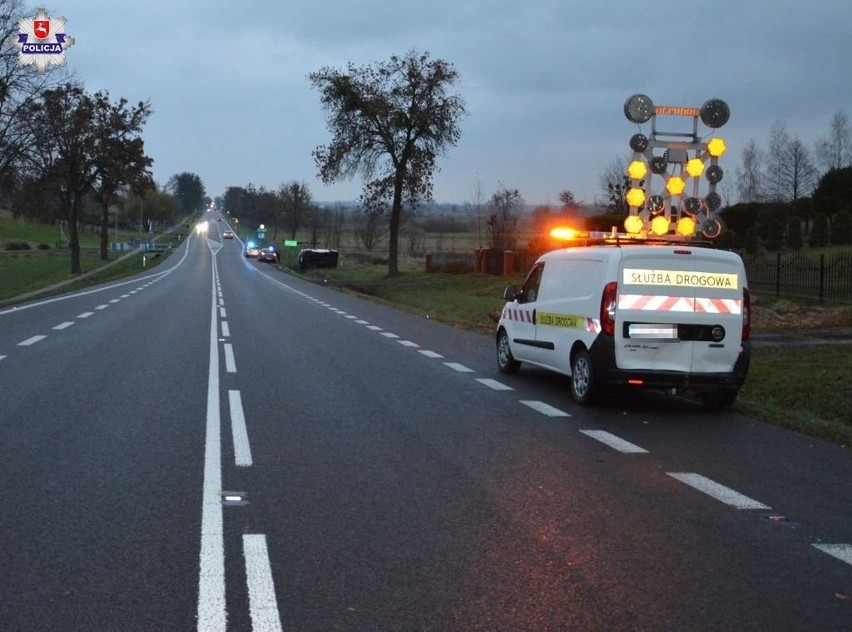 W miejscowości Podkrasne samochód wypadł z drogi. Zmęczony kierowca zasnął za kierownicą                   