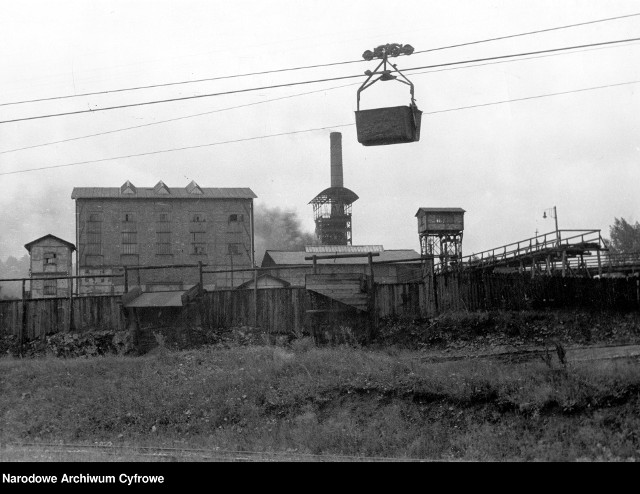 Kopalnia węgla "Reden" w Dąbrowie Górniczej. Widok zewnętrzny. Pożar w kopalni. 1935 rok Zobacz kolejne zdjęcia/plansze. Przesuwaj zdjęcia w prawo - naciśnij strzałkę lub przycisk NASTĘPNE