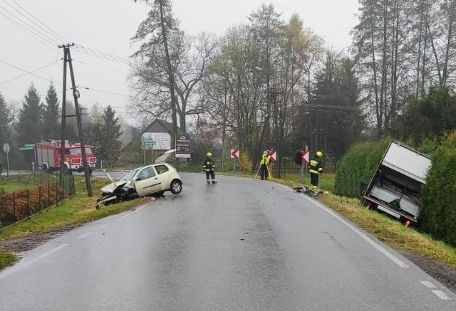 Wypadek na ul. Wadowickiej w Porębie Wielkiej. Na łuku drogi doszło do czolowego zderzenia fiata punto z dostawczym fordem. Ranny kierowca samochodu osobowego trafił do szpitala.