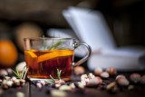 Jak zrobić zimową herbatę? Zobacz przepis na pyszną, rozgrzewającą herbatkę z korzennymi przyprawami i pomarańczą