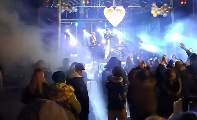 Mieszkańcy Magnuszewa świetnie bawili się na sylwestrowej zabawie pod chmurką, przy muzyce grupy Discoboys. Więcej zobacz na kolejnych slajdach >>>