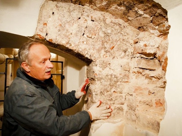 badacz architektury odkrywa podziemia Pałacu Branickich.