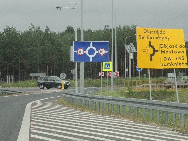 Przez Leszczyny jeździ się już bez utrudnień, ale znaki na drodze 74 z Kielc kierują nadal objazdem przez Górno.