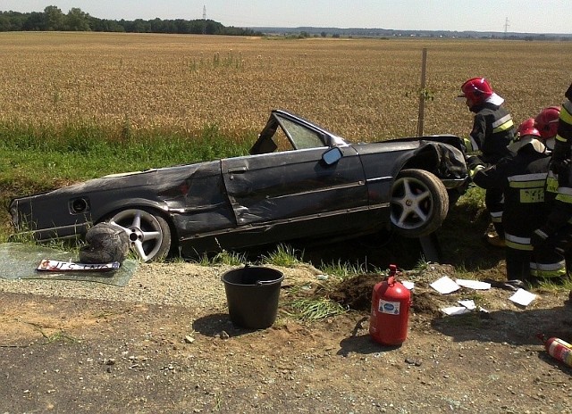 Do tragicznego w skutkach wypadku doszło w lipcu na trasie Skoroszyce - Chróścina. Kierowca tego kabrioletu podczas wyprzedzania zahaczył o motocyklistę i stracił panowanie nad kierownicą. Motocyklistę uchronił przed śmiercią kask i porządny kombinezon, jednak pasażer z auta nie przeżył.