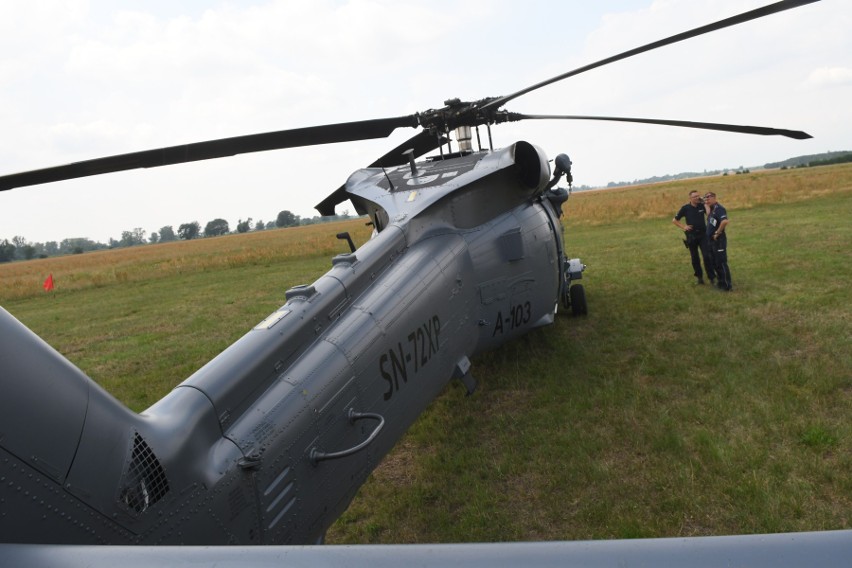 Jeden z trzech policyjnych śmigłowców black hawk przyleciał...