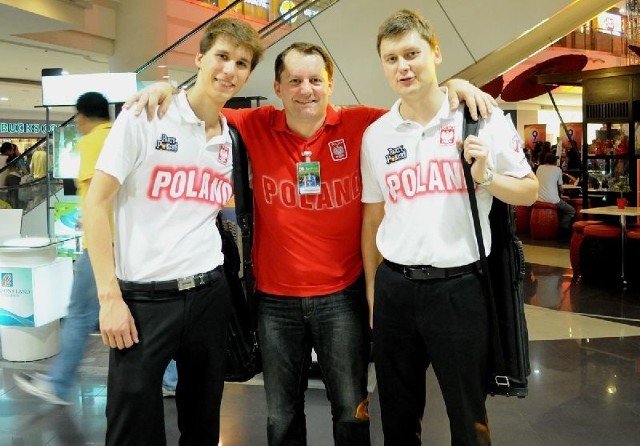 Polacy na mistrzostwach świata. Od lewej: Wojciech Szewczyk, kielczanin Grzegorz Kędzierski, prezes Polskiego Związku Bilardowego i kielczanin Karol Skowerski. 