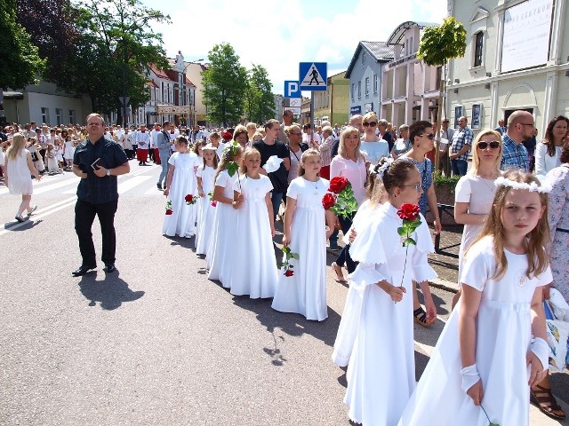 W Białogardzie - podobnie jak w całym kraju - zorganizowano uroczystości związane z Bożym Ciałem. Głównym punktem była procesja ulicami miasta. Zobacz także: Boże Ciało w Koszalinie