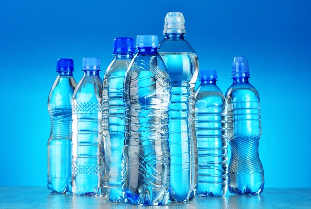 – Przyczepiona lub najlepiej pozostawiona na butelce nakrętka, która razem ze zgniecioną butelką trafia do recyklingu, zostanie w pełni przetworzona – wyjaśnia ekspert.